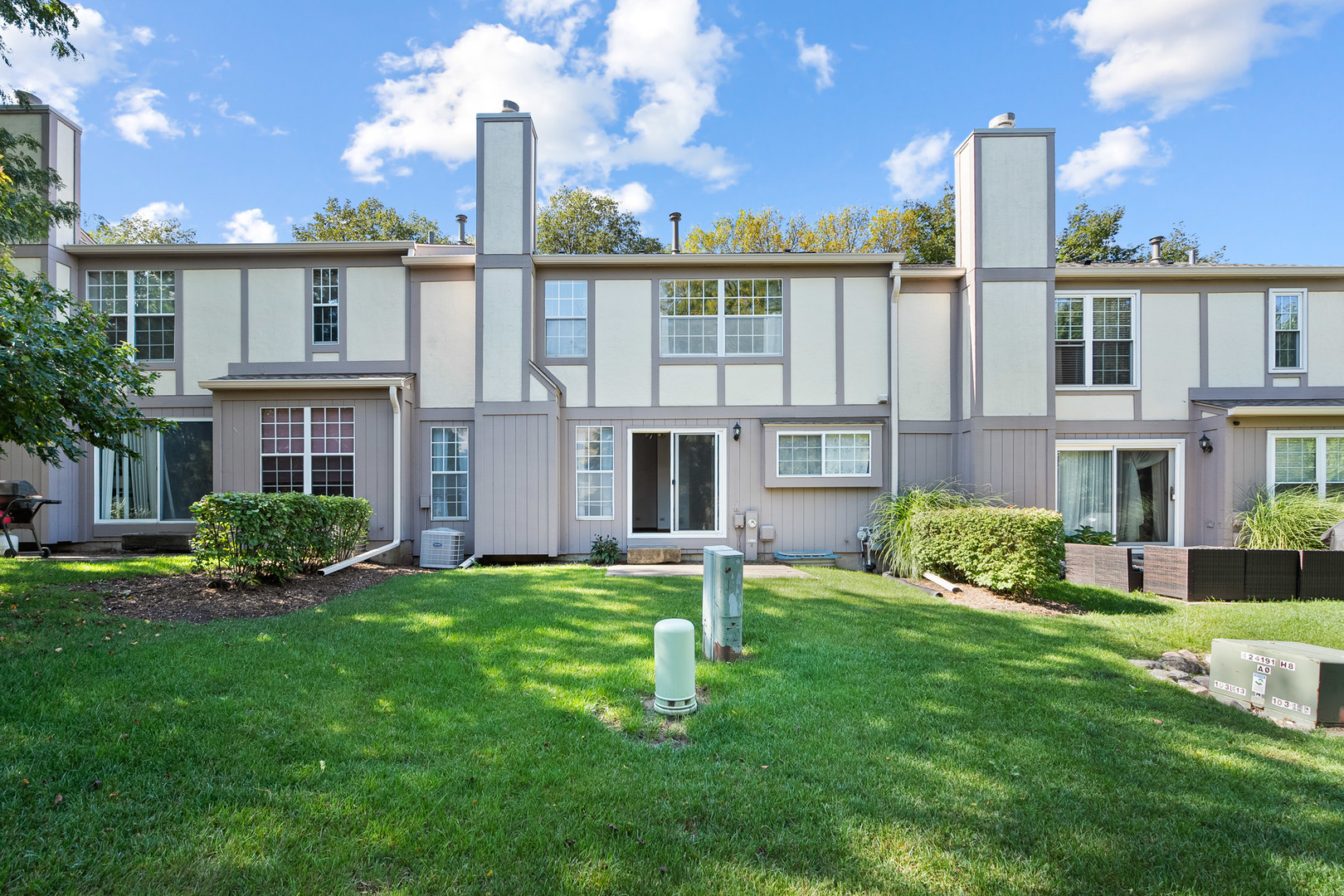 1404 West Sapphire Drive Hoffman Estates, IL 60192 - Photo 26 of 29 a front view of a house with a yard and garage