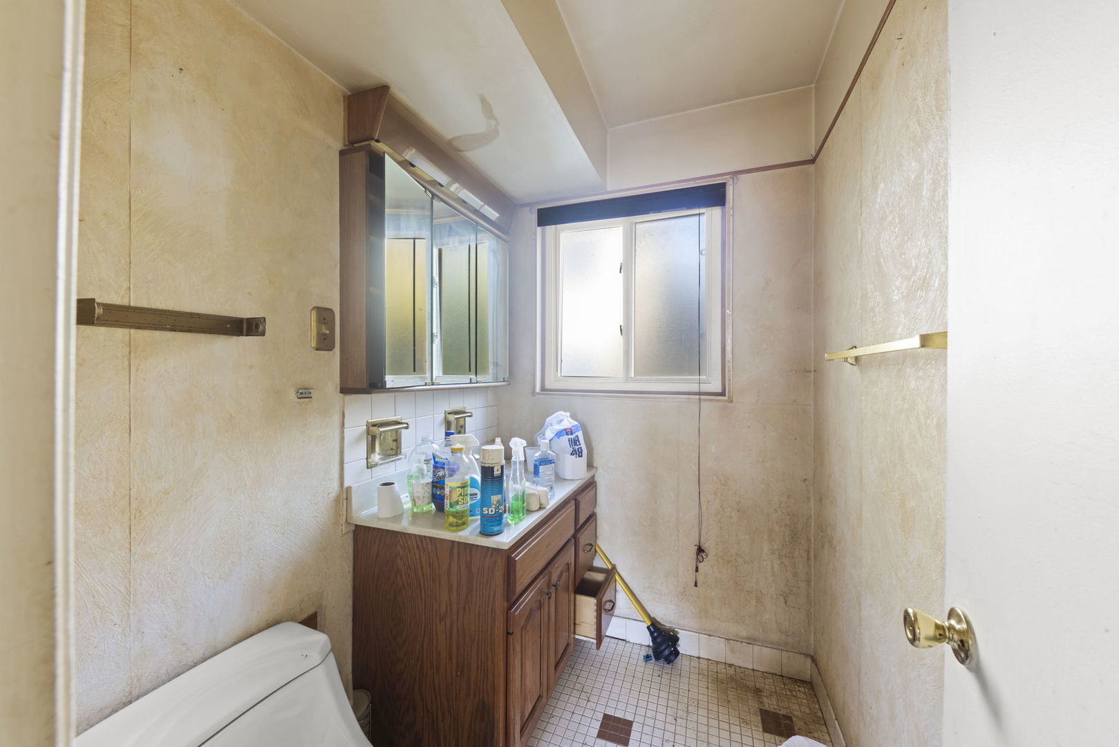 1311 Mcdaniel Avenue, Unit C Evanston, IL 60201 - Photo 11 of 40 a room with wooden door and furniture