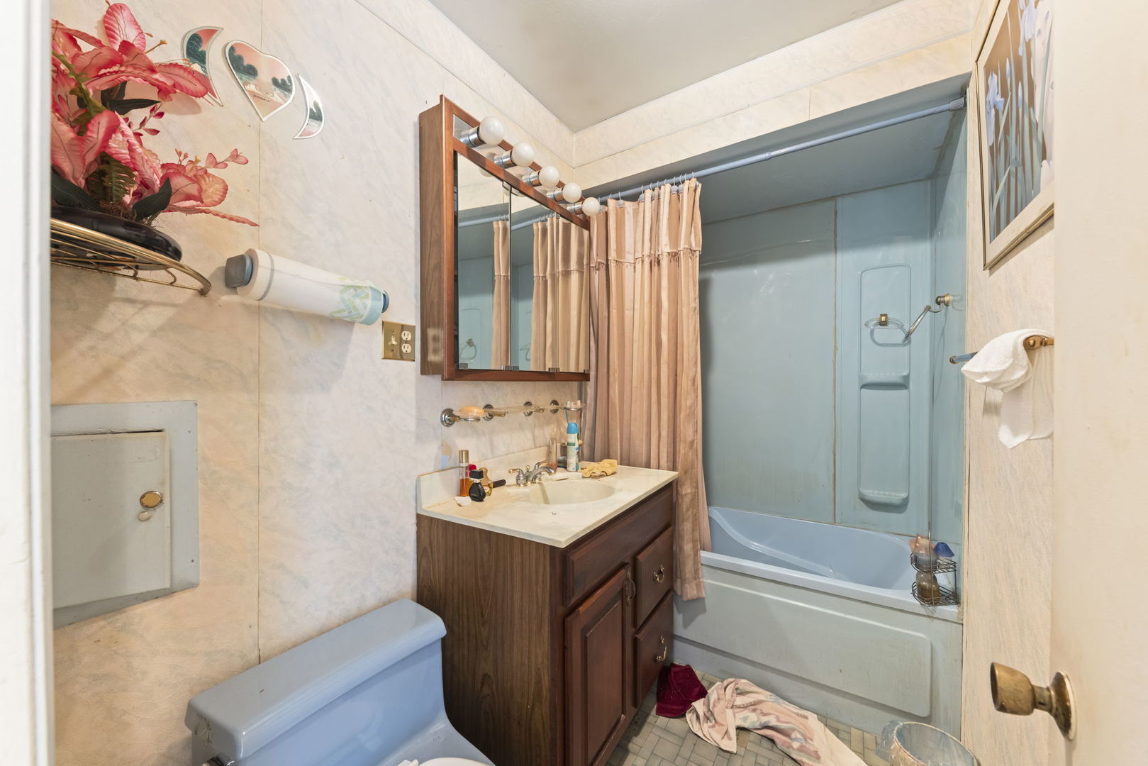 1311 Mcdaniel Avenue, Unit C Evanston, IL 60201 - Photo 16 of 40 a bathroom with a sink mirror toilet and bathtub