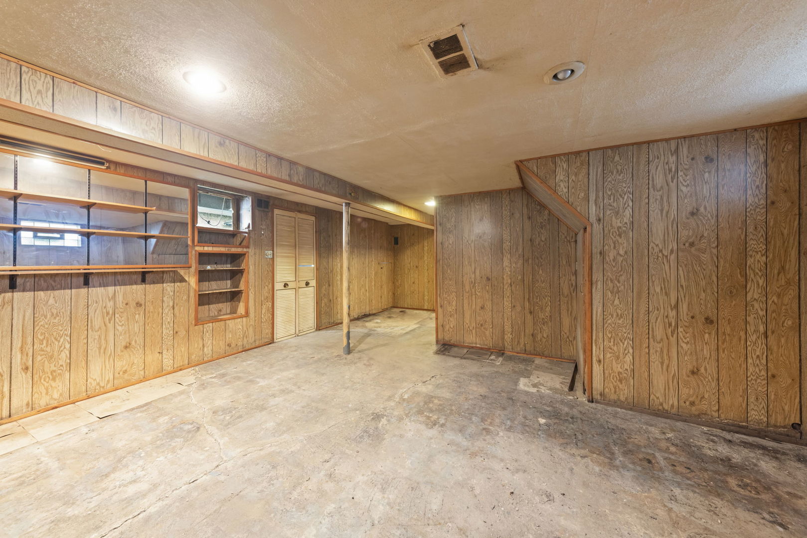 1311 Mcdaniel Avenue, Unit C Evanston, IL 60201 - Photo 18 of 40 a view of an empty room with a window