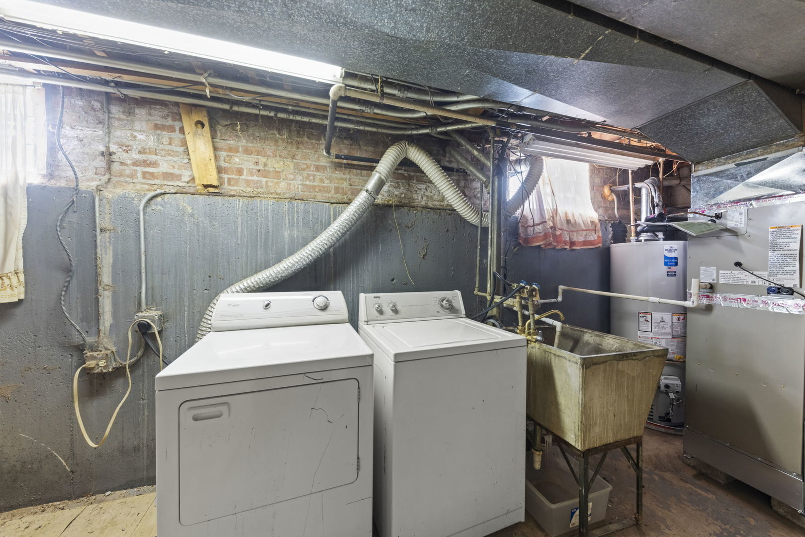 1311 Mcdaniel Avenue, Unit C Evanston, IL 60201 - Photo 19 of 40 a utility room with dryer and washer