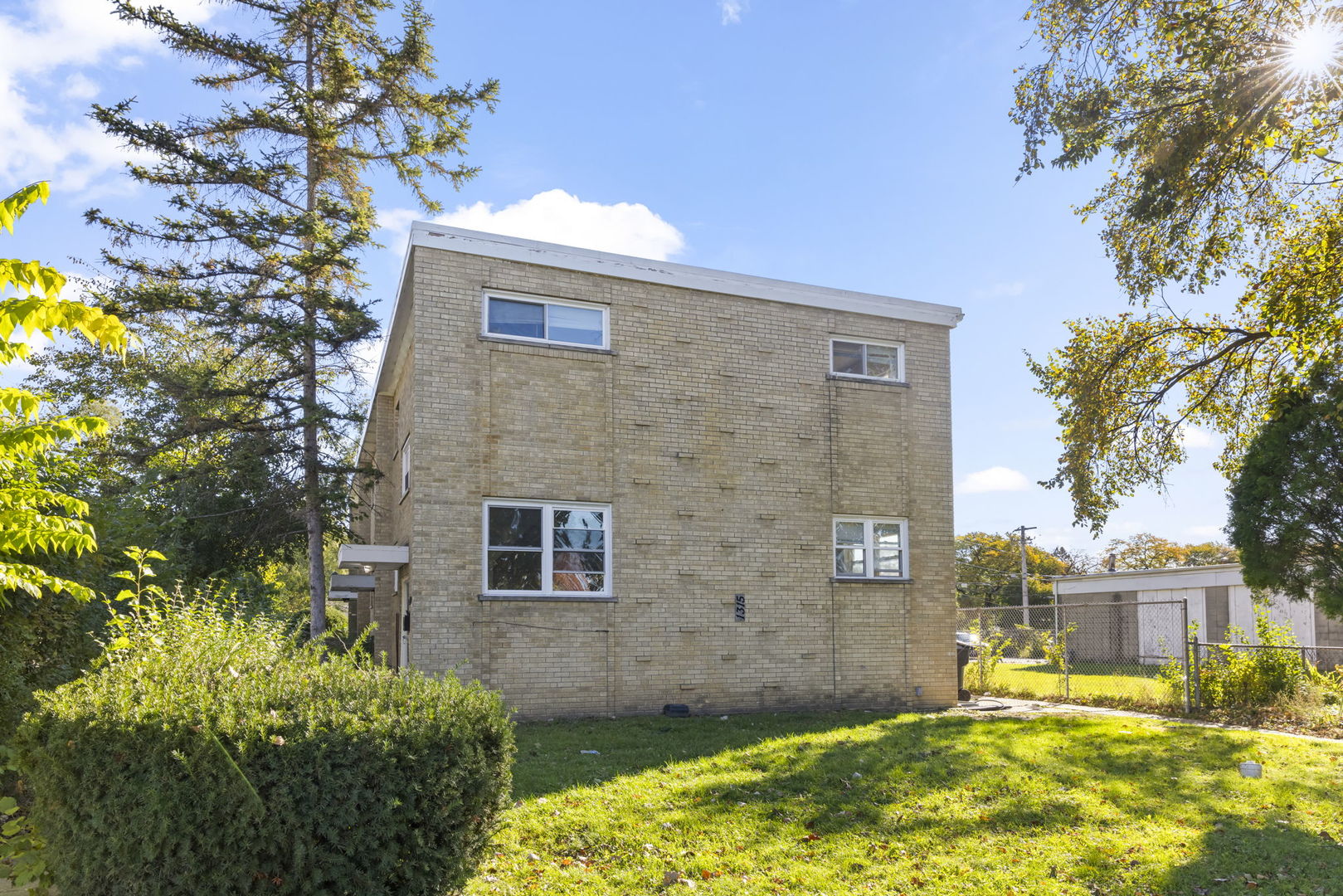 1311 Mcdaniel Avenue, Unit C Evanston, IL 60201 - Photo 3 of 40 a backyard of a house with lots of green space