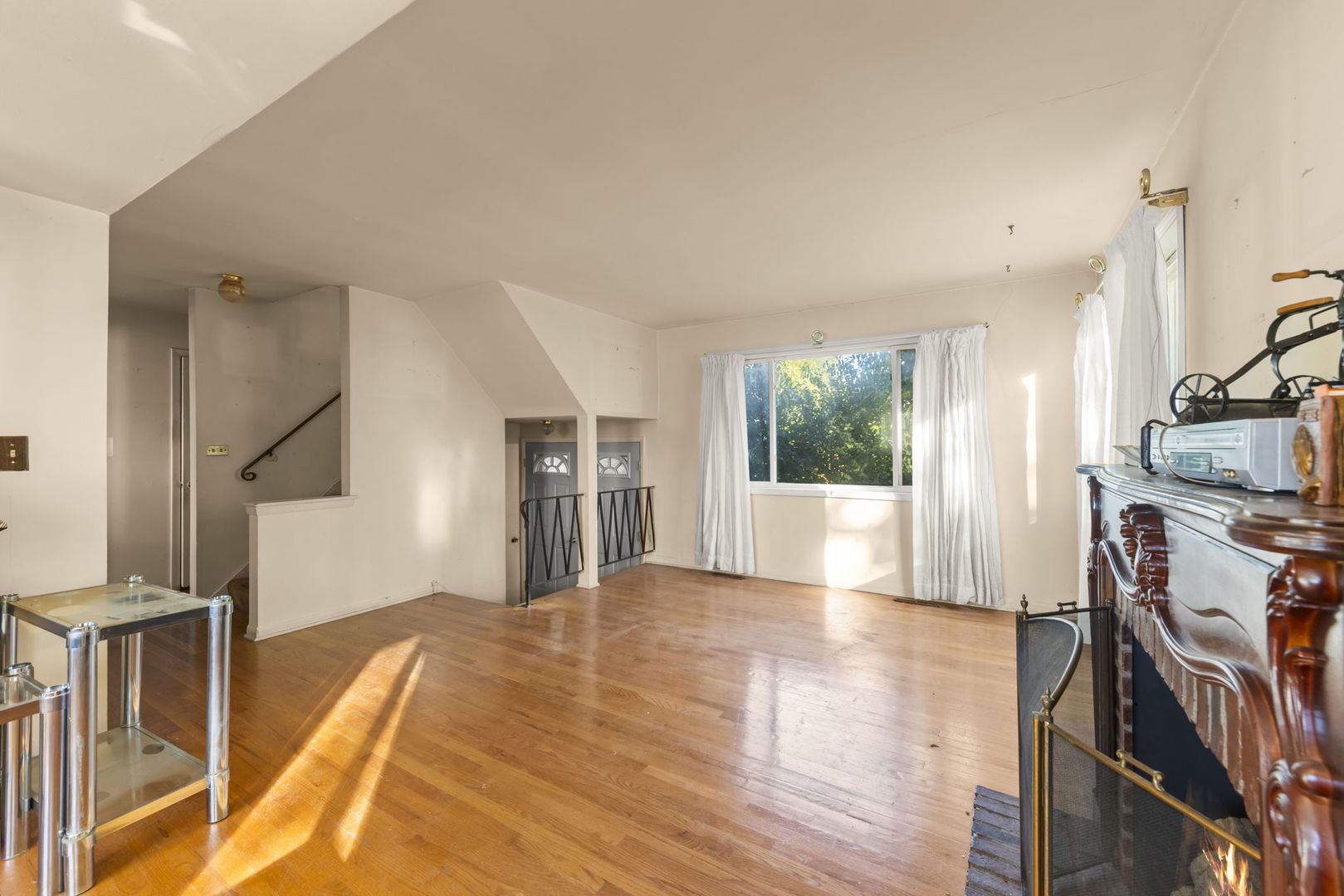 1311 Mcdaniel Avenue, Unit C Evanston, IL 60201 - Photo 4 of 40 a view of a living room with furniture and a fireplace