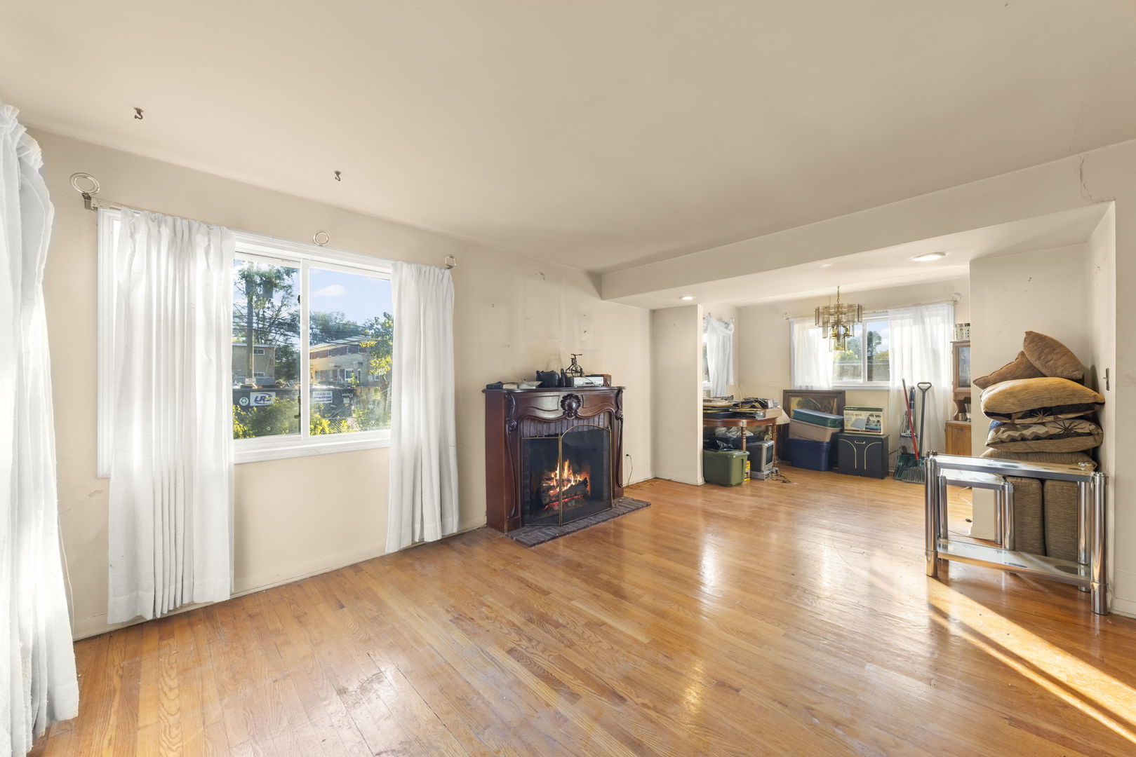 1311 Mcdaniel Avenue, Unit C Evanston, IL 60201 - Photo 5 of 40 a view of a livingroom with a window and workspace