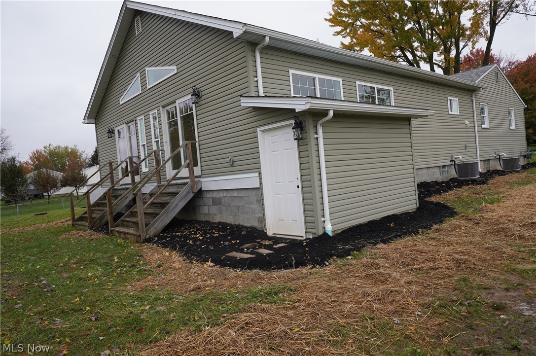 9822 Struthers Road New Middletown, OH 44442 - Photo 2 of 20 Side View