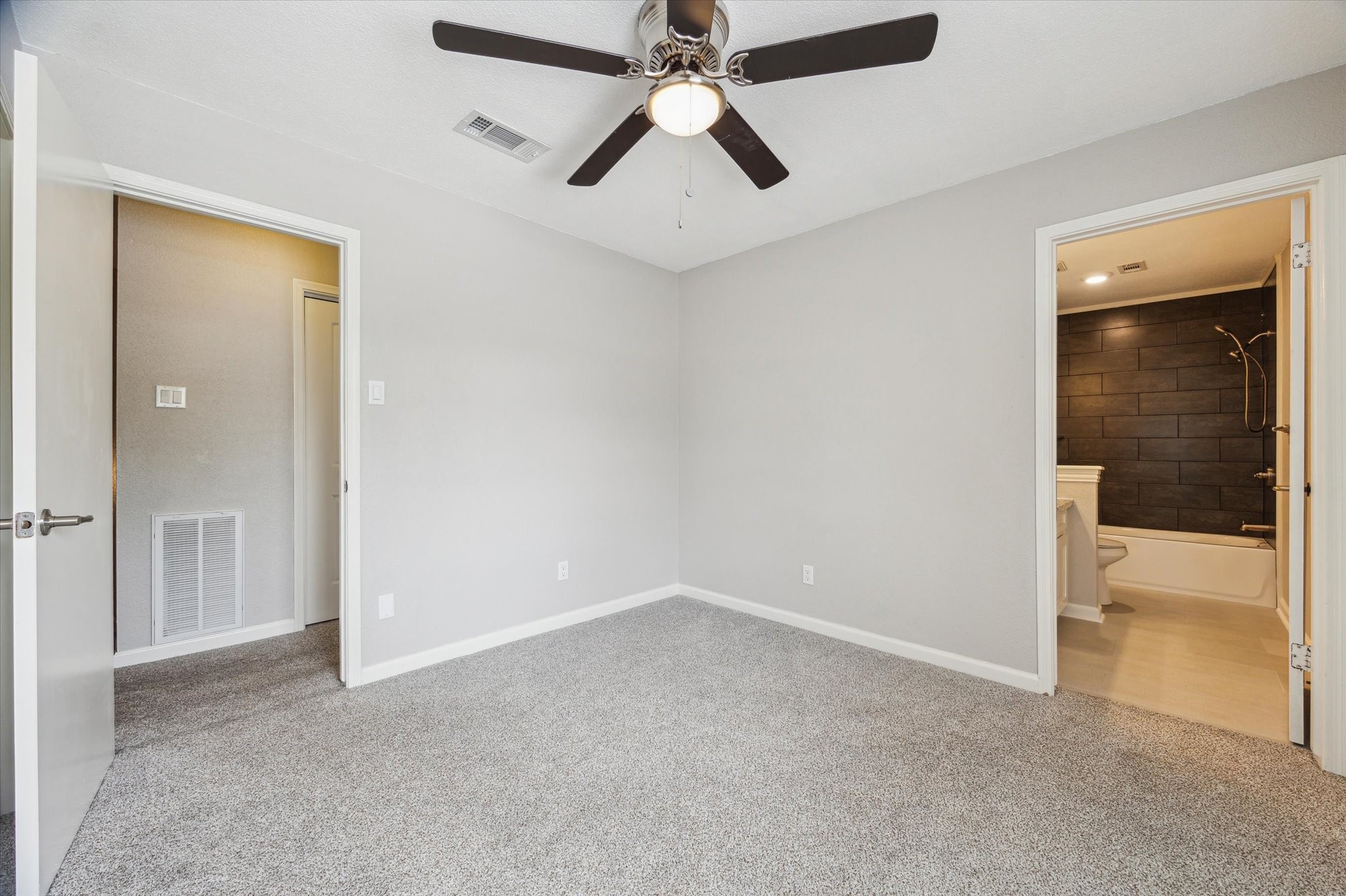 1428 Silverpines Road, Unit 428 Houston, TX 77062 - Photo 14 of 19 Secondary bedroom with it's own private bathroom!