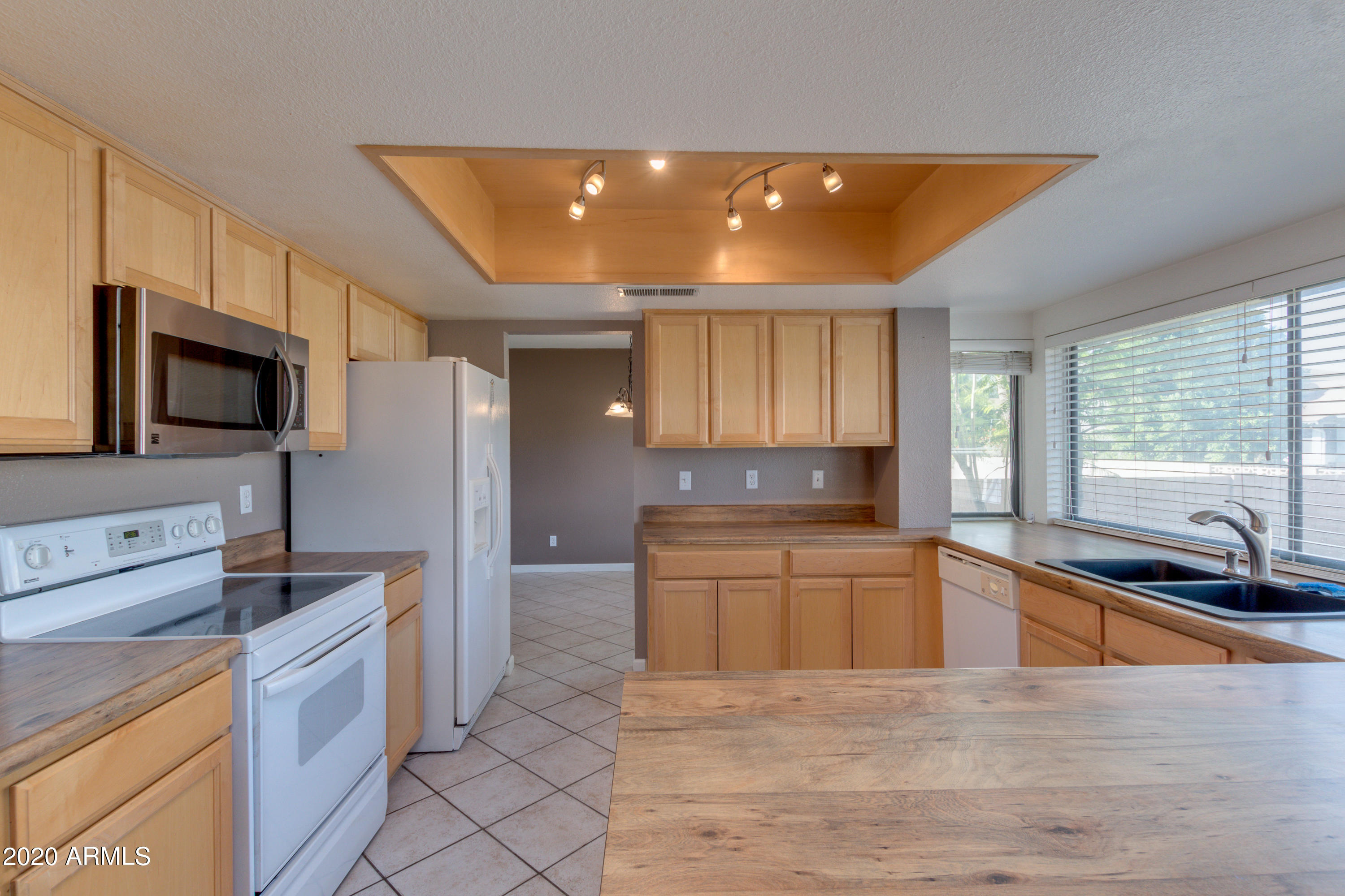 2448 West Hearn Road Phoenix, AZ 85023 - Photo 15 of 39 Kitchen