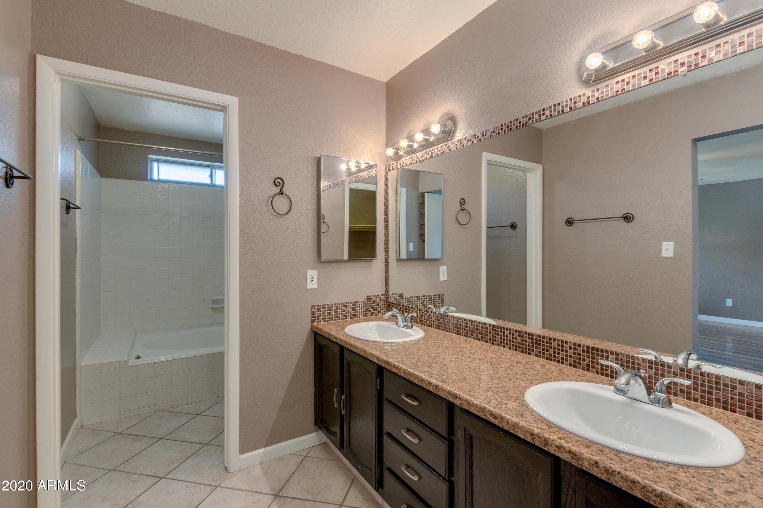 2448 West Hearn Road Phoenix, AZ 85023 - Photo 23 of 39 Master Bath
