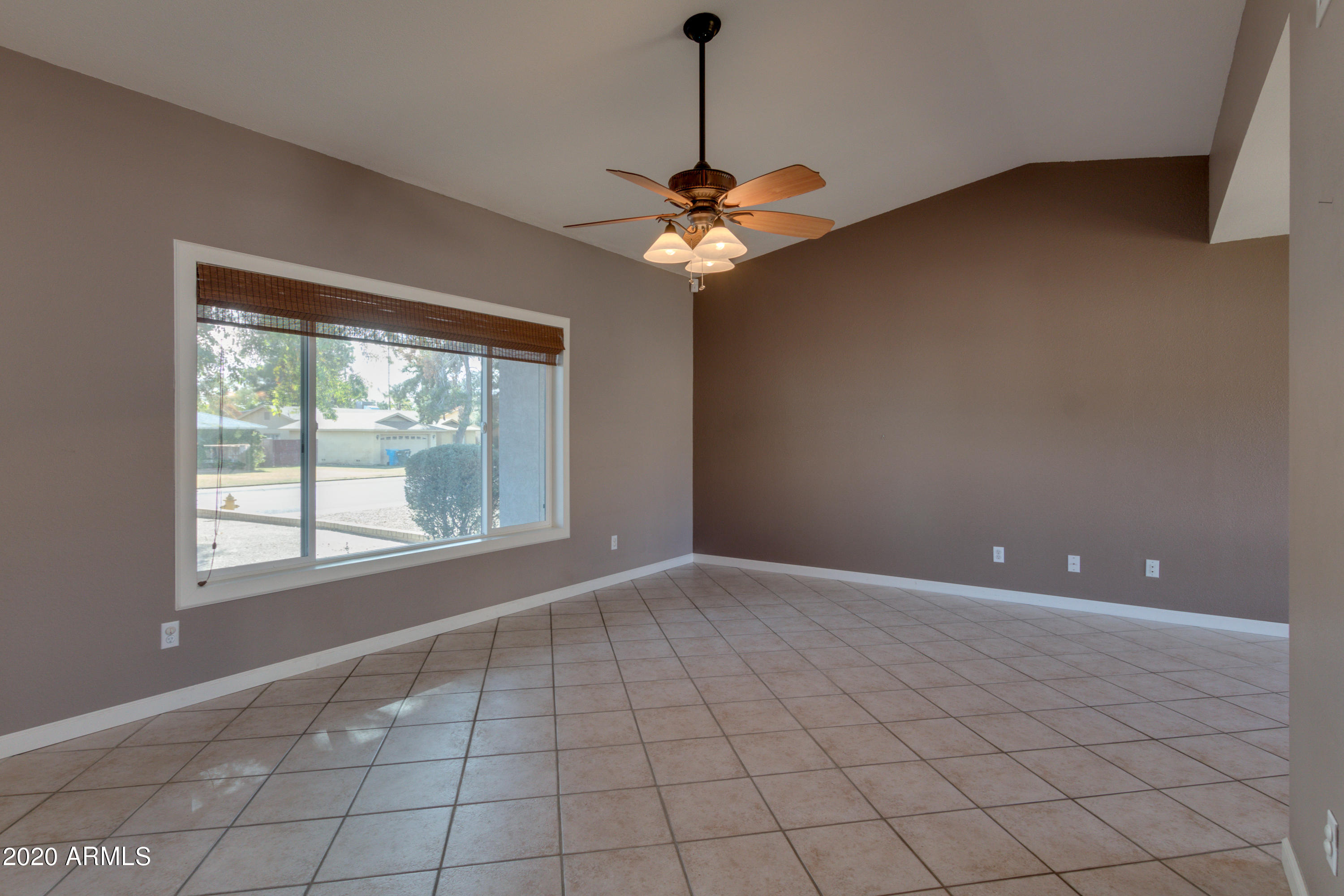 2448 West Hearn Road Phoenix, AZ 85023 - Photo 4 of 39 Living Room