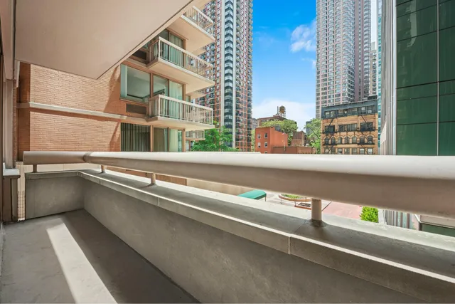 $950,000 | 235 East 40th Street, Unit 2C | Murray Hill