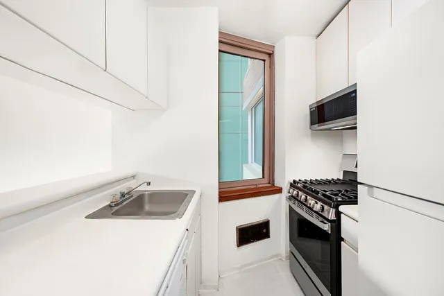 $950,000 | 235 East 40th Street, Unit 2C | Murray Hill