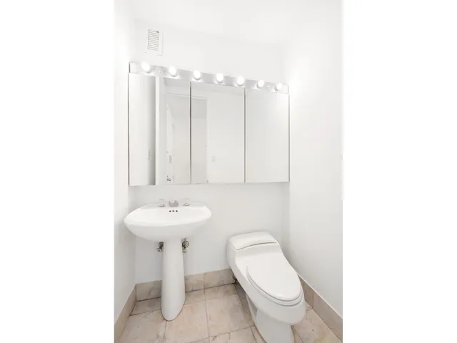 $950,000 | 235 East 40th Street, Unit 2C | Murray Hill