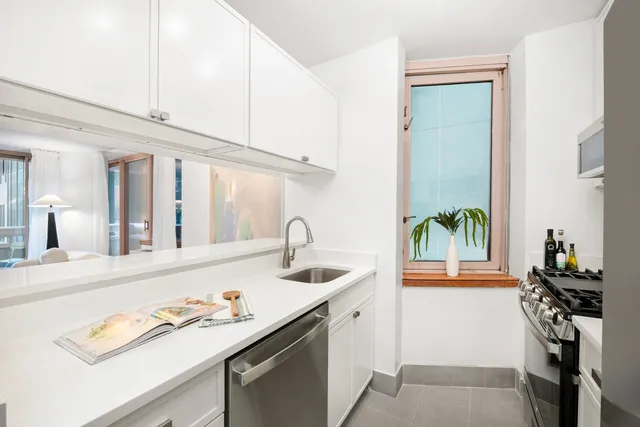 $950,000 | 235 East 40th Street, Unit 2C | Murray Hill