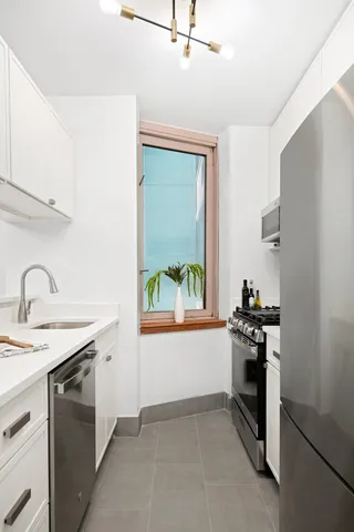 $950,000 | 235 East 40th Street, Unit 2C | Murray Hill