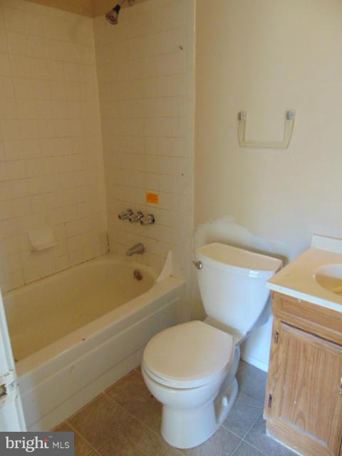22517 Hawlings River Road Gaithersburg, MD 20882 - Photo 14 of 16 Bath full 1