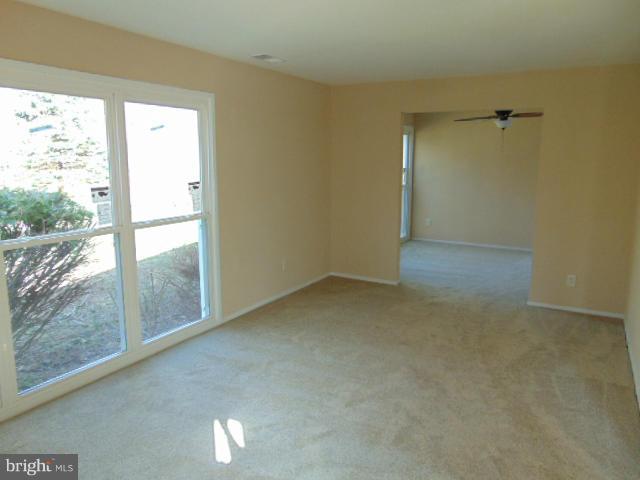 22517 Hawlings River Road Gaithersburg, MD 20882 - Photo 7 of 16 Living Room