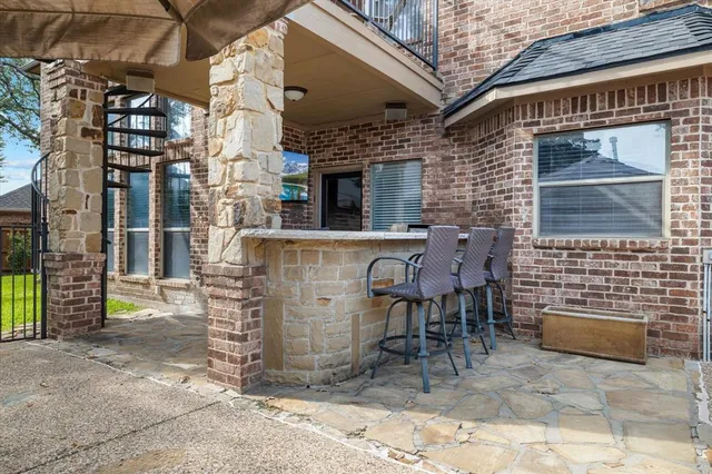 a view of a house with backyard and garden