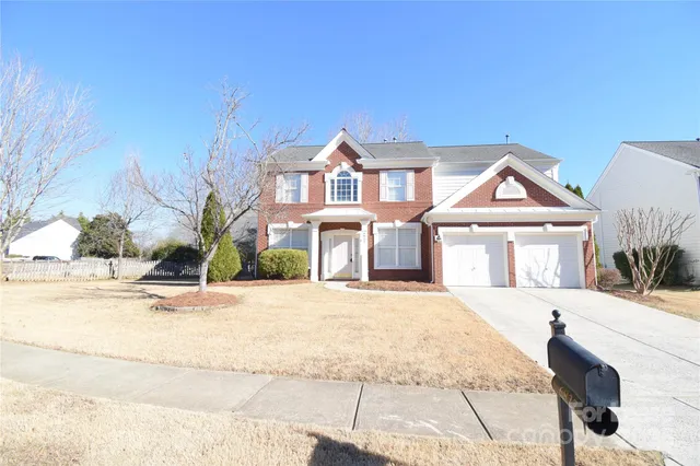 a view of house and yard