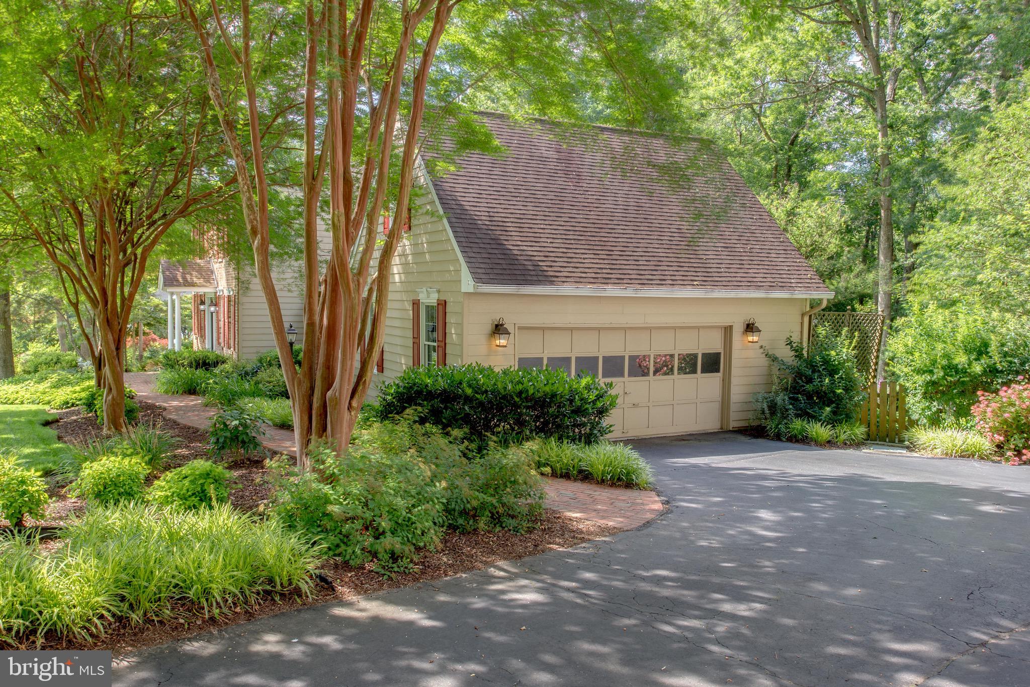 1960 Barton Hill Road Reston, VA 20191 - Photo 5 of 92 Side Load 2 Car Garage