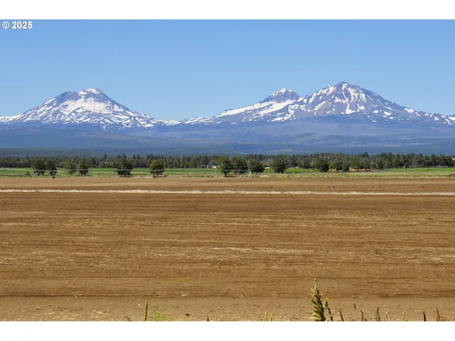 a view of an ocean and a houses
