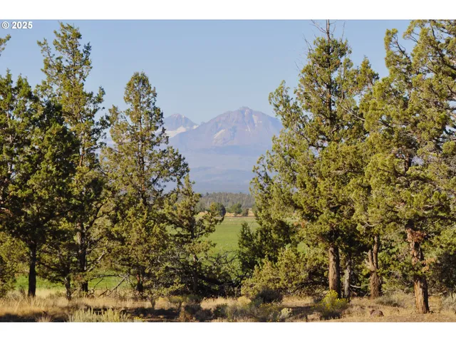 a view of outdoor space with mountain view