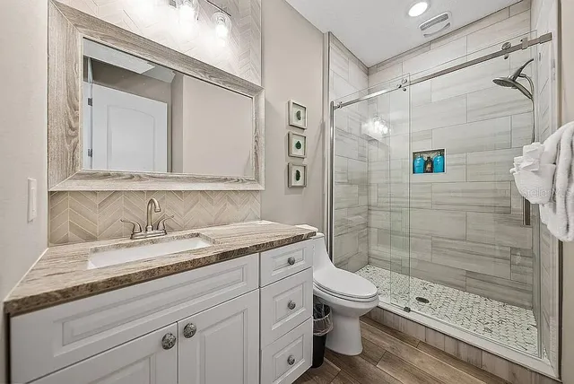 a view of a livingroom with furniture and a ceiling fan