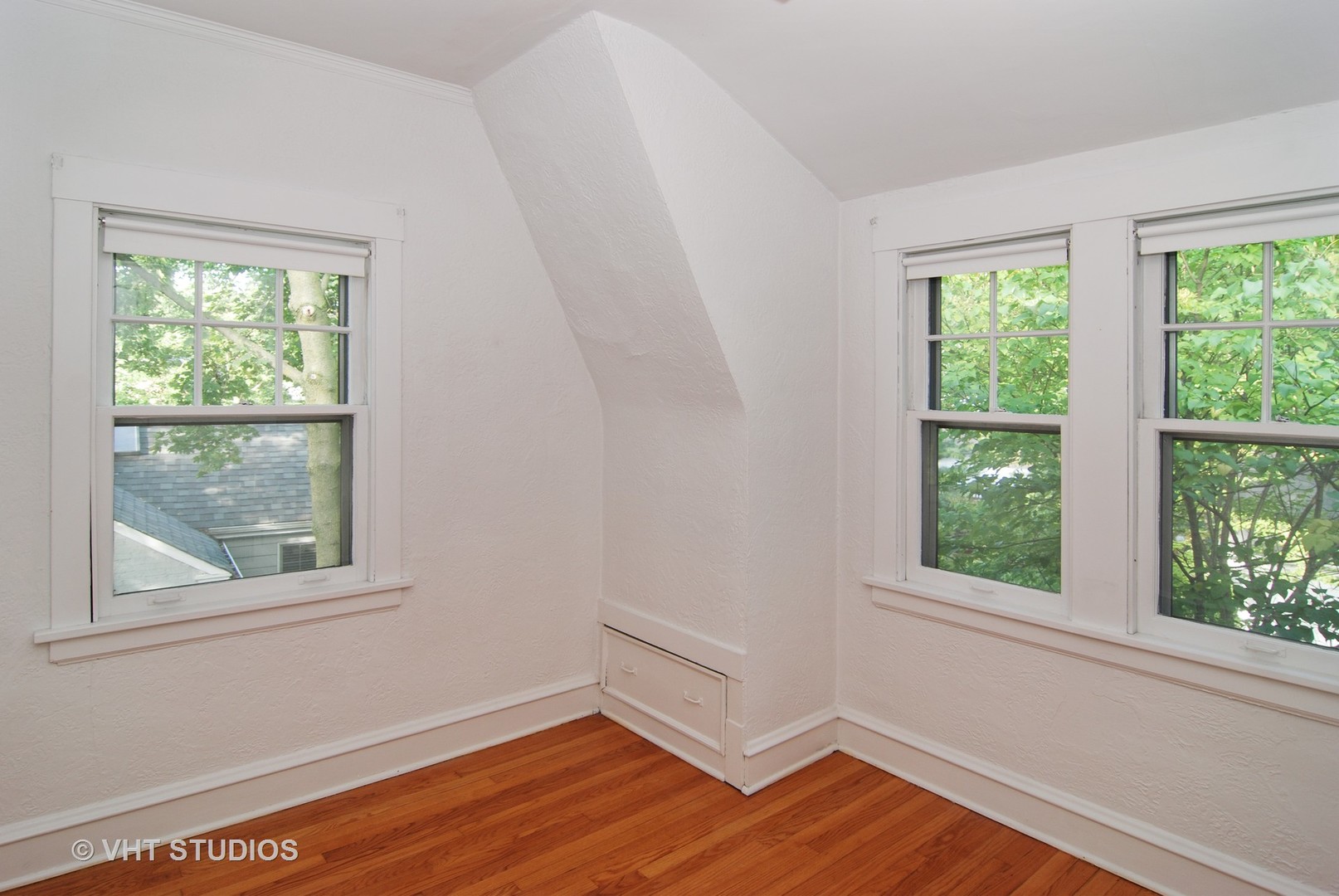 258 Lionel Road Riverside, IL 60546 - Photo 12 of 20 a view of an empty room with wooden floor and a window