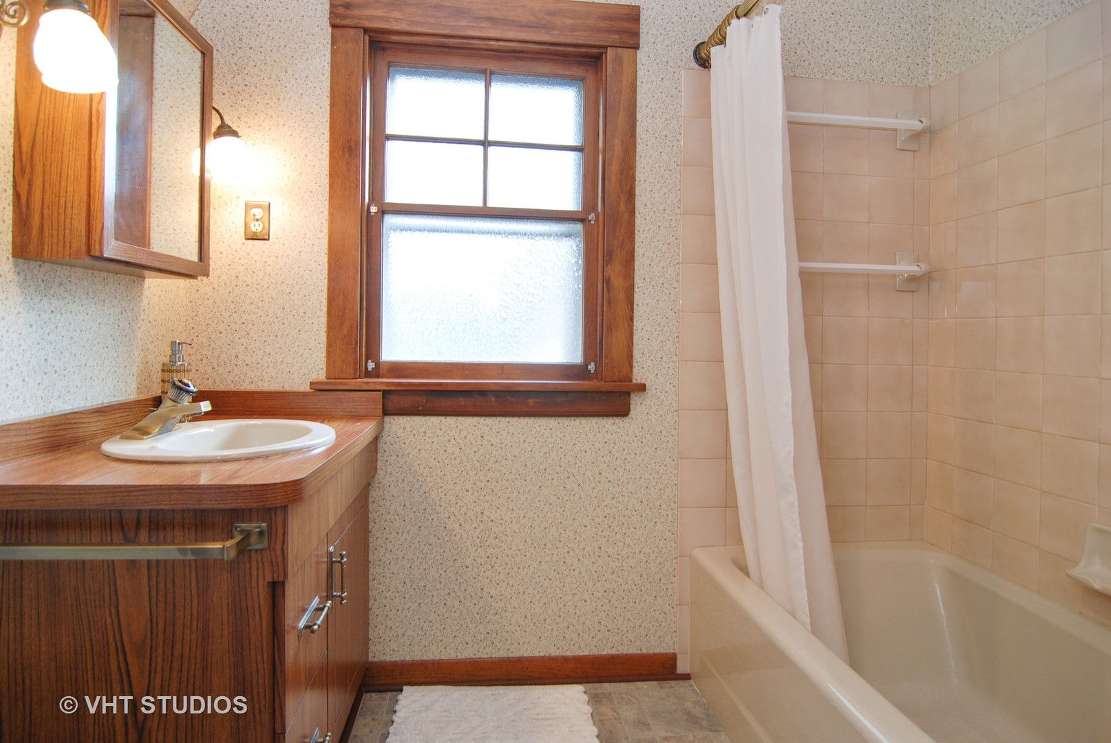 258 Lionel Road Riverside, IL 60546 - Photo 14 of 20 a bathroom with a sink and a bathtub