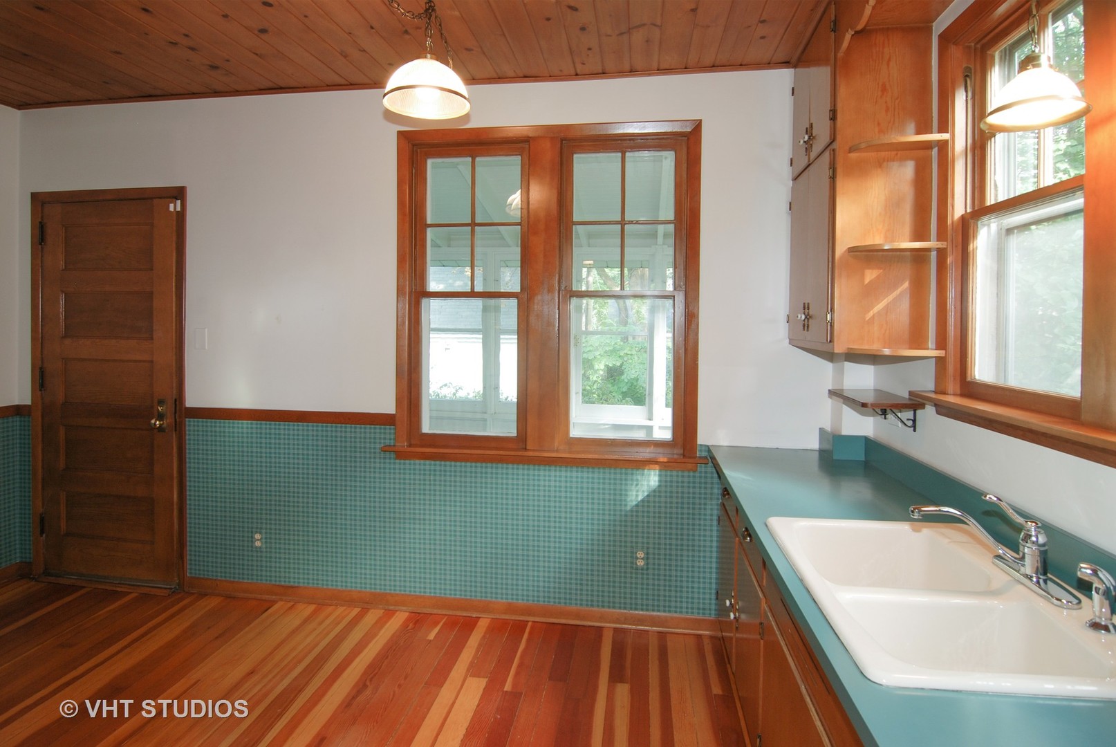 258 Lionel Road Riverside, IL 60546 - Photo 6 of 20 a room with a large window