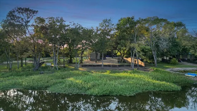 a view of a yard with basketball court
