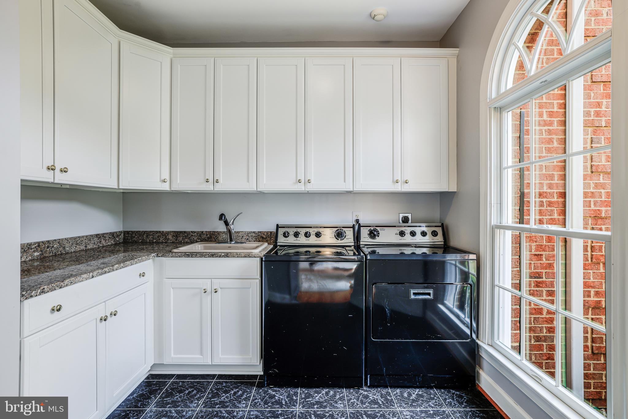 22609 Hillside Circle Leesburg, VA 20175 - Photo 63 of 110 Laundry room