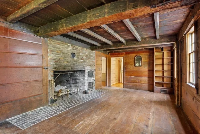 a view of livingroom with furniture