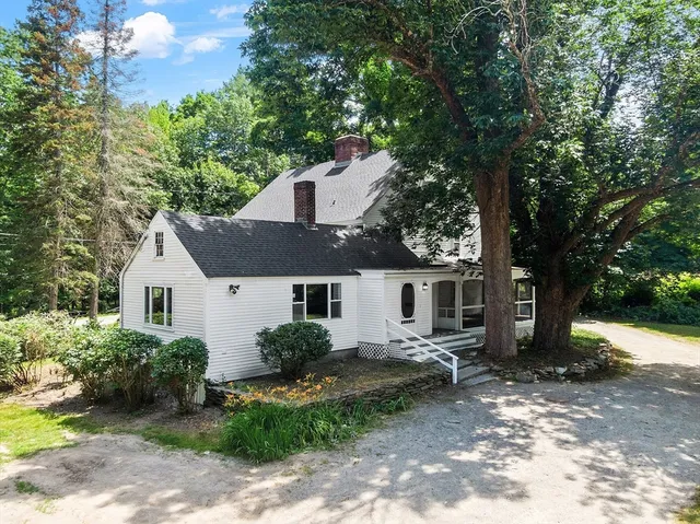 a view of a house with backyard and garden