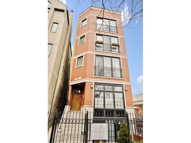 950 West Barry Avenue, Unit 3 Chicago, IL 60657 - Photo 1 of 10 a front view of a building