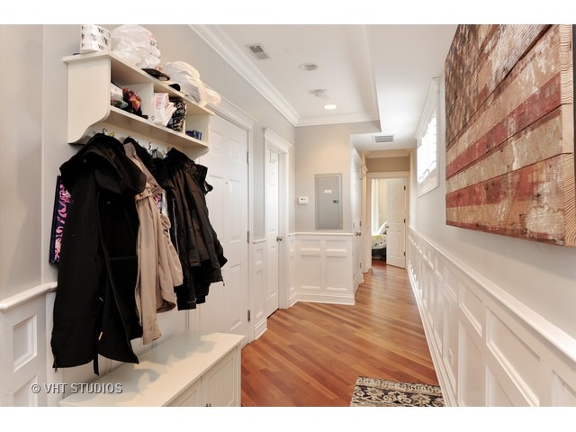 950 West Barry Avenue, Unit 3 Chicago, IL 60657 - Photo 6 of 10 a view of a living room and bathroom