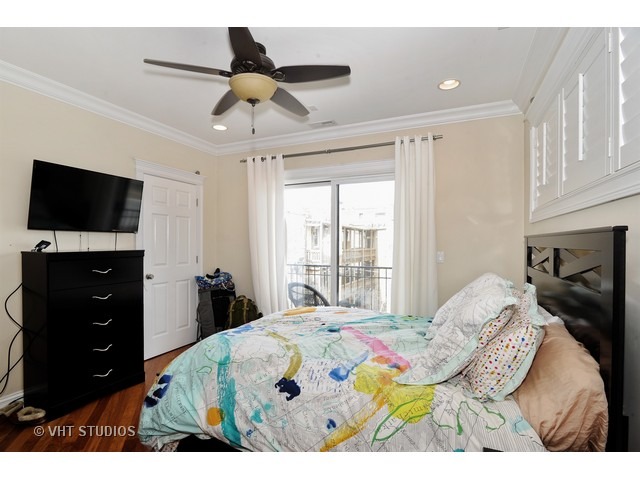 950 West Barry Avenue, Unit 3 Chicago, IL 60657 - Photo 7 of 10 a bedroom with a bed and a flat tv screen on dresser