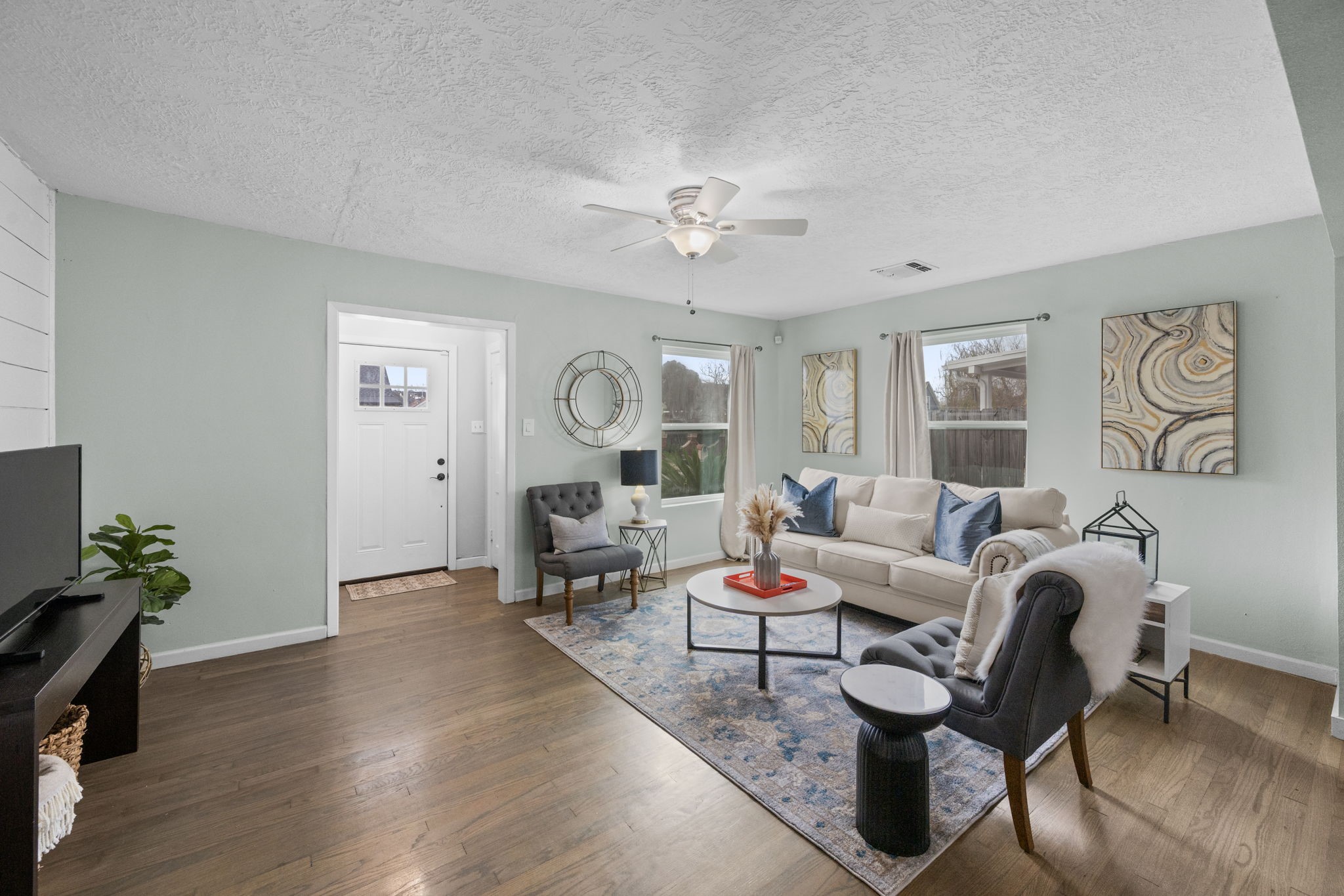 5519 Hillman Street Houston, TX 77023 - Photo 4 of 22 a living room with furniture
