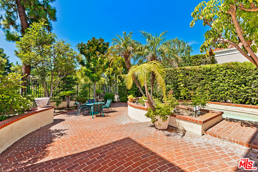 2176 Ridge Drive Los Angeles, CA 90049 - Photo 11 of 34