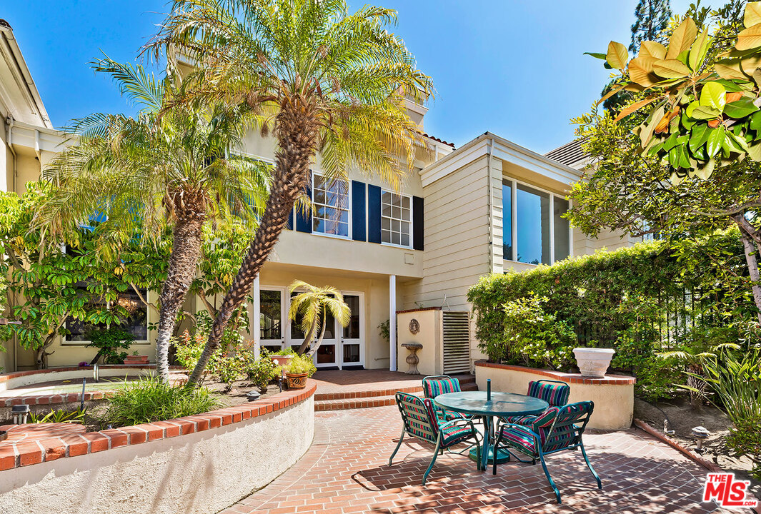 2176 Ridge Drive Los Angeles, CA 90049 - Photo 12 of 34