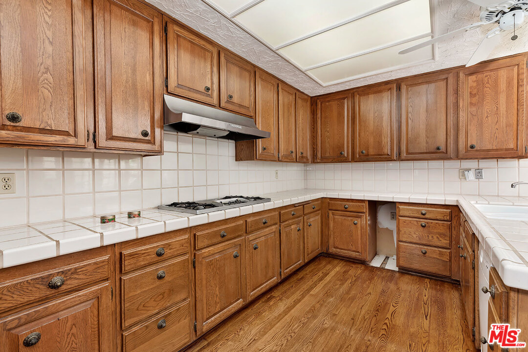 2176 Ridge Drive Los Angeles, CA 90049 - Photo 13 of 34