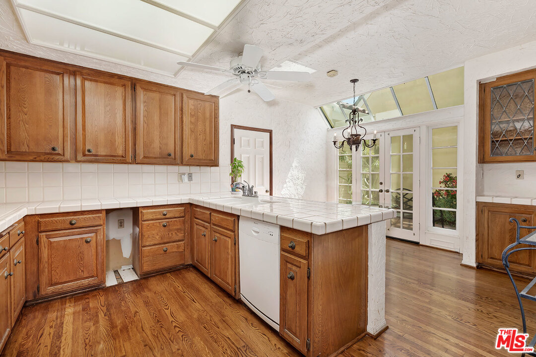 2176 Ridge Drive Los Angeles, CA 90049 - Photo 14 of 34