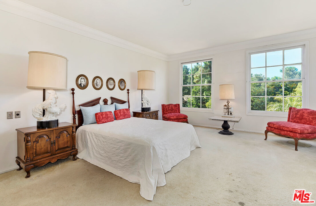 2176 Ridge Drive Los Angeles, CA 90049 - Photo 21 of 34