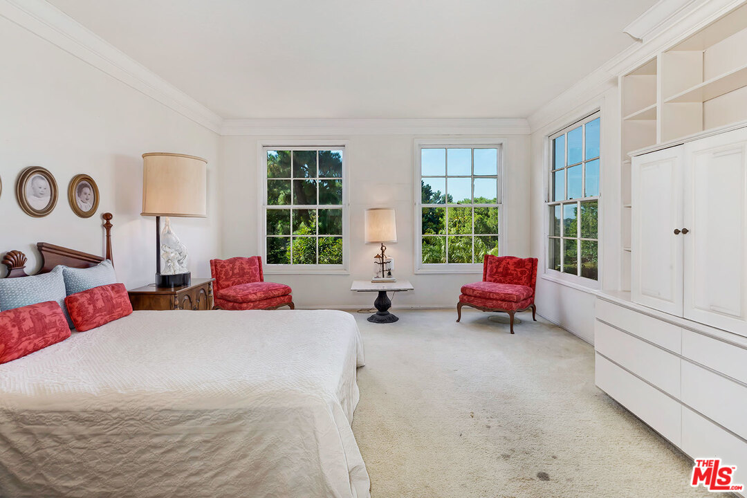 2176 Ridge Drive Los Angeles, CA 90049 - Photo 22 of 34