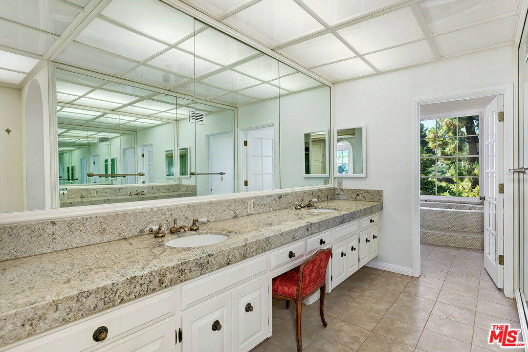 2176 Ridge Drive Los Angeles, CA 90049 - Photo 23 of 34