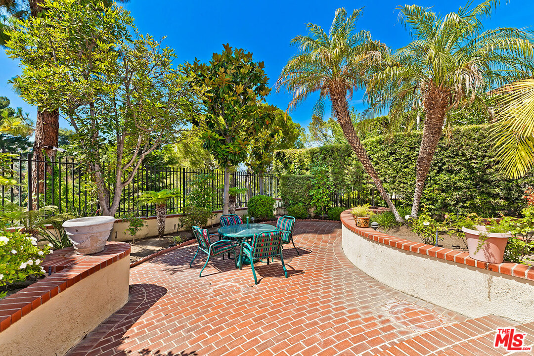 2176 Ridge Drive Los Angeles, CA 90049 - Photo 26 of 34