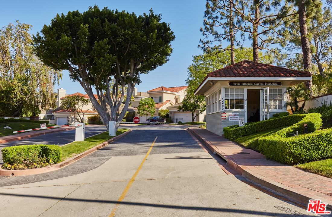 2176 Ridge Drive Los Angeles, CA 90049 - Photo 30 of 34