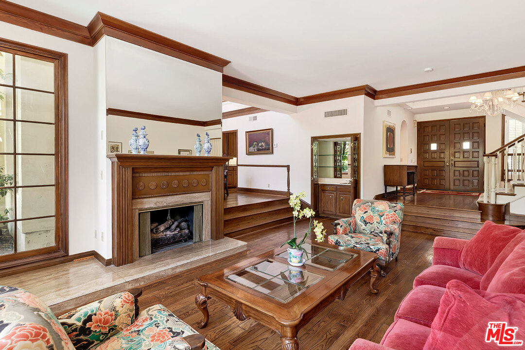 2176 Ridge Drive Los Angeles, CA 90049 - Photo 5 of 34