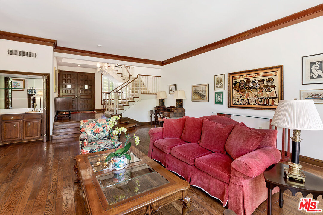 2176 Ridge Drive Los Angeles, CA 90049 - Photo 6 of 34