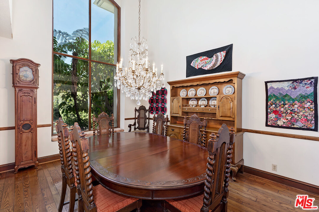 2176 Ridge Drive Los Angeles, CA 90049 - Photo 7 of 34