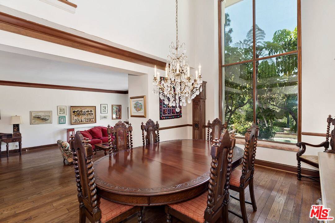 2176 Ridge Drive Los Angeles, CA 90049 - Photo 9 of 34